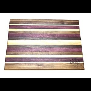 Beautiful solid wood cutting board. Amazing design.